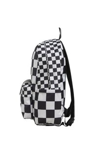 Zaino a scacchi bianco e nero con spallacci imbottiti, tasca laterale e scomparto principale con zip. Realizzato in tessuto resistente.