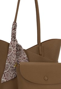 Bruine leren tas met een gestructureerde afwerking en een sjaal met paisleypatroon die aan het handvat is geknoopt. Inclusief een kleinere tas met drukknoopsluiting.