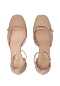 Beige baletní balleríny s kulatou špičkou a popruhem kolem kotníku, s pozlacenou sponou a hladkým koženým povrchem.