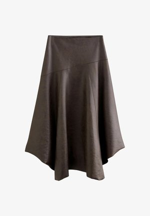 Asymmetrischer dunkelbrauner Lederrock mit genähtem diagonalen Naht und ausgestellt geschnittenem Saum vor weißem Hintergrund.