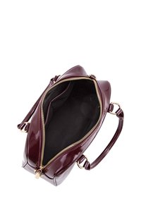 Borsa a mano in pelle verniciata borgogna con cerniera dorata, due manici e una texture liscia; l'interno è in tessuto nero. Progettata con un'apertura ampia.