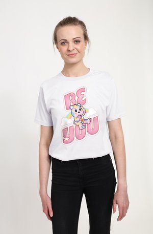 Hvid bomulds t-shirt med et cartoon bjørne design, en regnbue og teksten "BE YOU" i pink. Kortærmet og standard pasform.