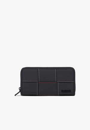 Portafoglio in tessuto nero a forma rettangolare, con motivi a quadrato cuciti e dettagli in rosso. Chiusura con zip e logo in rilievo.