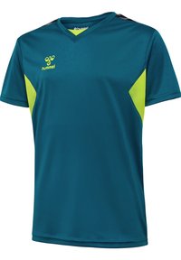 Maillot de sport sarcelle à manches courtes, col en V, accents vert citron, texture subtile ; logo bien en vue sur la poitrine.