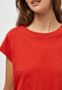 Minus MILETI TEE - Paprasti marškinėliai - lipstick red