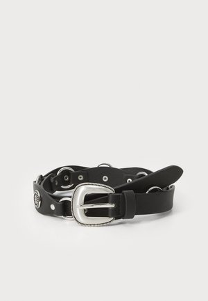 Ceinture en cuir noir avec une boucle en métal argenté, des accents décoratifs et des éléments en forme circulaire. Texturée avec une finition lisse et plusieurs trous.