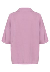 Brīvi pieguļoša īsām piedurknēm krekls no mīksta lavandas auduma. Tam ir klasiskā apkakle un taisna apakšmal, nodrošinot brīvu siluetu.