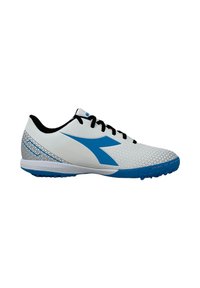Scarpa sportiva bianca con accenti blu, superficie testurizzata, design perforato, lacci neri e tallone grigio a motivo. Suola in gomma con trazione.