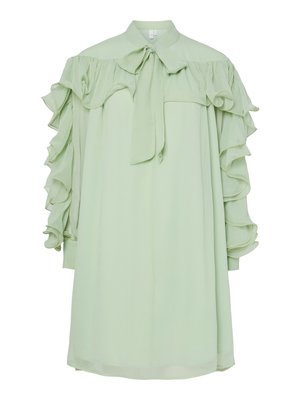 Vestido midi verde claro com mangas longas em babados e colarinho com laço, apresentando um ajuste solto e fluido.