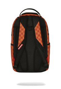 Mochila con un vibrante patrón de tablero de ajedrez en naranja y negro, con correas negras acolchadas y un respaldo texturizado para mayor comodidad.