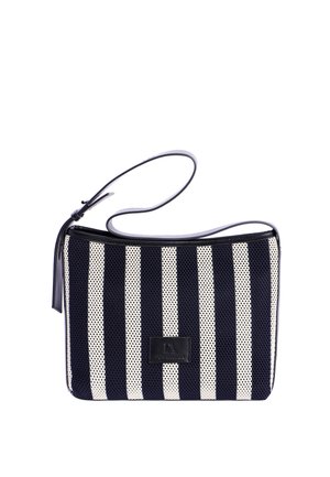 Bolso de hombro a rayas en blanco y negro con tela texturizada, ribete de cuero negro y una correa ajustable.