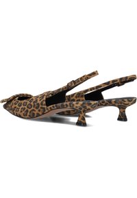 Slingback pumps met luipaardprint, een spitse neus, textuurstof, een lage kittenheel en een verstelbare gesp.