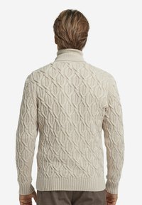 Beige gestrickter Pullover mit einem strukturierten Rautenmuster, hohem Kragen und gerippten Bündchen sowie Saum. Klassische Passform mit langen Ärmeln.