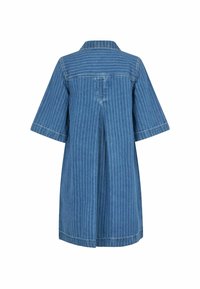 Denim kleita ar īsām piedurknēm, gaiši zila krāsa, vertikālas baltas svītras, aizmugures pleca detaļa un klasiskā apkakle.