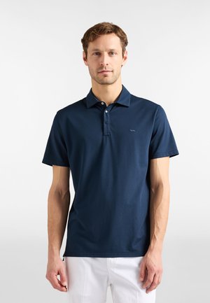 Polo blu navy in tessuto liscio, con piccolo logo sul petto, maniche corte e patta con tre bottoni.
