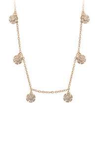 Collana a catena dorata che presenta pendenti a forma di fiore con cristalli scintillanti al centro, alternati a maglie di diverse lunghezze.