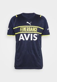 Tummansininen Fenerbahçe-jalkapallo-asu, jossa on keltaisia yksityiskohtia, Puma-logo ja AVIS-sponsorilogo edessä.