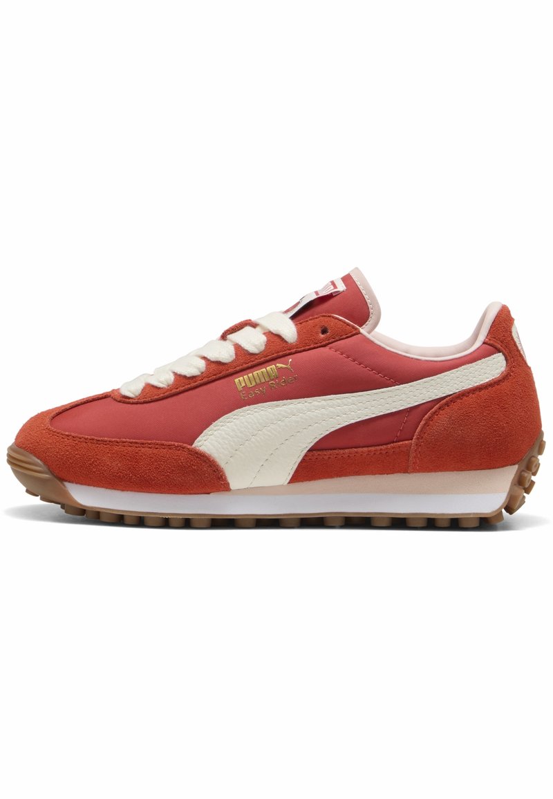 Baskets Puma Easy Rider rouges et blanches avec des accents en daim, des lacets blancs et une semelle en caoutchouc marron texturée, vues de côté extérieur.