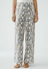 Wijdvallende broek in een slangenprintpatroon, met een crèmekleurige basis en accenten in marineblauw, grijs en oranje, gemaakt van lichtgewicht stof.