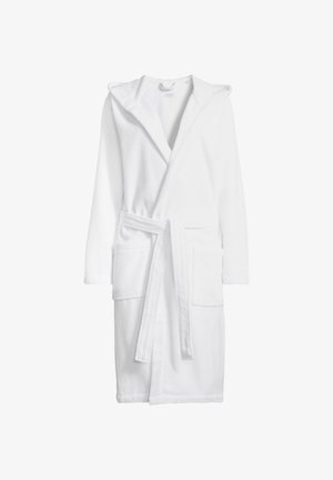 Accappatoio bianco con cappuccio, maniche lunghe, due tasche frontali e cintura da annodare, esposto su uno sfondo neutro.