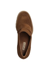 Hnědé semišové slip-on boty s kulatou špičkou, mají široký pás přes horní část a lehkou, strukturovanou podrážku.