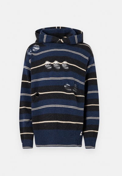 Sweat à capuche rayé dans des nuances de bleu, noir et crème, avec des trous usés sur le devant. Fabriqué à partir d'un matériau en tricot texturé.