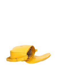 Gele leren schoudertas met een gladde textuur, ronde vorm en een klepsluiting. Het interieur is voorzien van een beige voering en een verstelbare riem.