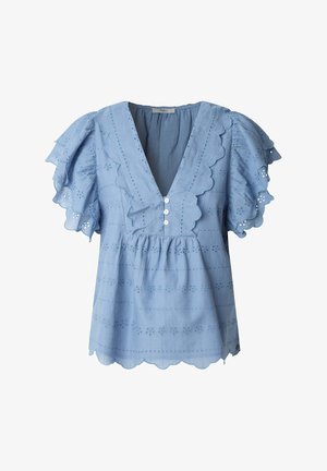 Blouse bleu clair avec des bords festonnés et des manches volantées. Présente de la broderie à perforations et une fermeture à trois boutons au niveau du col en V.
