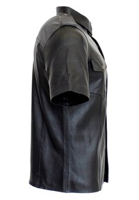 Zwarte leren shirt met korte mouwen en een puntige kraag, twee insteekzakken aan de voorkant en subtiele stiksels op de schouders en zijkanten.