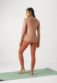 Yogasearcher ASA SEAMLESS LEGGING - Leggingek - cedar