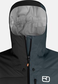 Dreiviertelansicht einer Kapuzenjacke; sie hat schwarze und dunkel-türkisfarbene Einsätze, einen durchgehenden Reißverschluss und einen elastischen Innenrand der Kapuze.