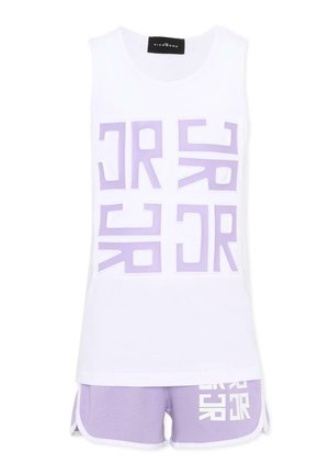 Haut sans manches blanc et short lavande avec un motif abstrait de lettres en blocs lavande et blanches sur les deux pièces.