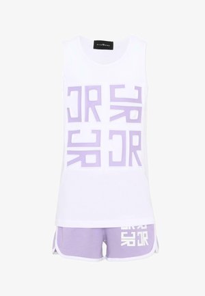 Witte mouwloze top en lavendelkleurige shorts met abstract lavendel- en wit blokletterontwerp op beide stukken.