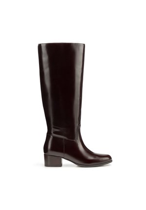 Bottes en cuir bordeaux montant haut jusqu'au mollet, avec une finition lisse et un petit talon bloc. Elles présentent un bout arrondi et des coutures discrètes.