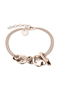 Roséguld dubbelkedjeband med oregelbundna rundade metall-länkar och en liten rund berlock nära låset.