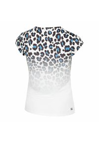 Camiseta de manga corta con un estampado de leopardo en negro y azul, que se desvanece a blanco en el dobladillo. Tela suave con una textura lisa.
