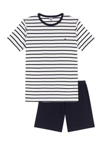 T-shirt rayé en blanc et marine avec un col rond, associé à un short marine. Le t-shirt présente des rayures horizontales et un petit logo.