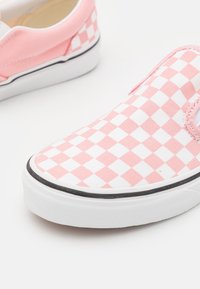 Rosa och vita rutmönstrade slip-on skor med överdel i kanvas, vit gummiyttersula och svart trim. Strukturerad tyg med elastiska sidodetaljer.