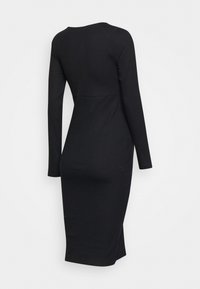 Černé žebrované šaty s dlouhými rukávy, přiléhavým siluetou, kulatým výstřihem a délkou ke středu lýtek. Tkanina má jemnou strukturu.