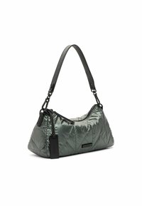 Puffy groene handtas met een gequilte patroon, voorzien van een zwarte schouderriem en hardware, ritssluiting en een zijlabel.