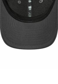 Schwarze Baseballmütze mit glatter Stoffoberfläche, runder Krone, gebogenem Schirm und schweißabsorbierendem Innenband; verfügt über Belüftungslöcher.