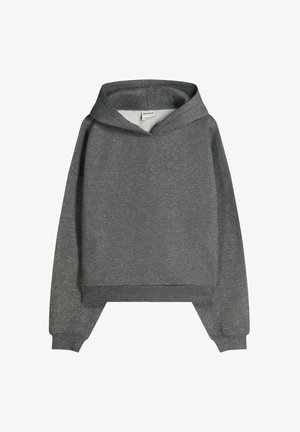 Szara bluza z kapturem wykonana z miękkiego materiału o lekko błyszczącej fakturze, z kieszenią kangurka i standardowymi długimi rękawami.