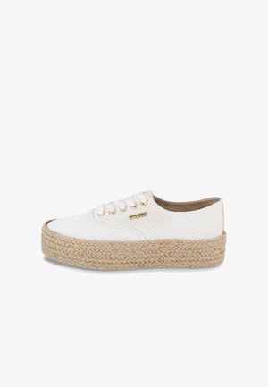 Sneaker bianca in mesh con suola platform in juta intrecciata, caratterizzata da occhielli dorati e dettaglio con marchio sul lato. Texture liscia in tutto.