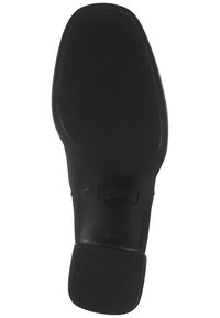 Suela negra de zapato con una superficie texturizada, que presenta una punta redondeada y un tacón plano. La marca del fabricante es visible cerca del centro.