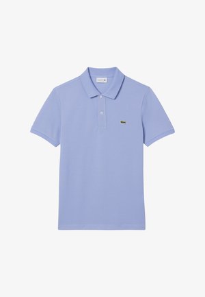 Lichtblauw polo shirt van katoen, met een zachte textuur, korte mouwen, een kraag met twee knopen en een klein groen logo op de borst.