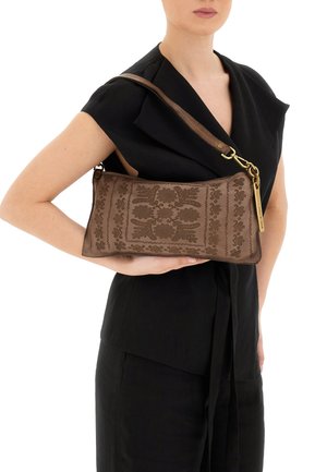 Borsa in pelle marrone con motivo floreale in rilievo, forma rettangolare e tracolla con dettagli in metallo dorato. Dettaglio testurizzato visibile.