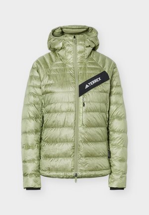 Veste matelassée vert clair avec capuche, fermeture éclair intégrale à l'avant, poche poitrine zippée et logo 'TERREX' noir en diagonale sur le côté gauche de la poitrine.