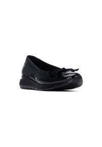 Zapatos planos negros hechos de cuero sintético brillante, con un lazo en la parte delantera y una suela acolchada de diseño texturizado y flexible.