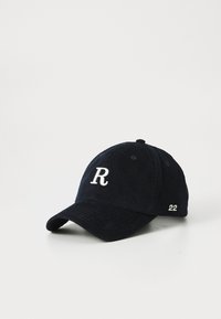 Casquette de baseball en velours côtelé bleu marine avec la lettre "R" brodée en blanc à l'avant et le numéro "22" sur le côté.