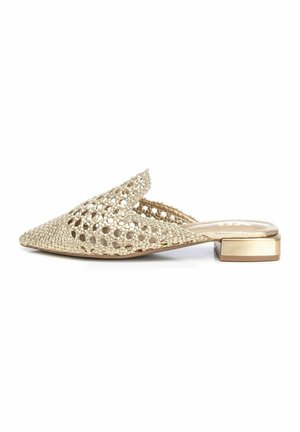 Zapatos de slip-on de oro trenzado con punta afilada y pequeño tacón cuadrado; cuentan con un diseño cortado y acentos metálicos. Suela plana, estilo informal.